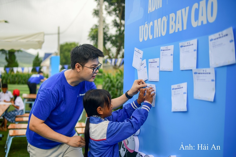 Các em học sinh hào hứng viết ước mơ, chụp ảnh và chờ khoảnh khắc nhìn thấy mình trong trang phục nghề nghiệp mơ ước