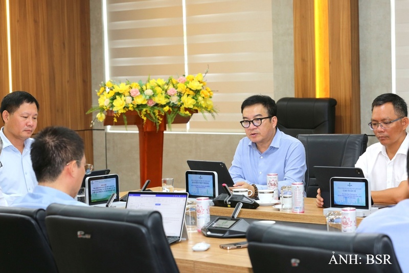 Tổng Giám đốc BSR Nguyễn Việt Thắng nhấn mạnh việc tiếp tục kiện toàn tổ chức, nhân sự. Đồng thời, yêu cầu các đơn vị, ban chức năng BSR cần có các nhiệm vụ cụ thể, xác định rõ yêu cầu về việc thực hiện nhiệm vụ, kế hoạch liên quan đến nghiên cứu KHCN, ĐMST và CĐS tại BSR. Ảnh: BSR