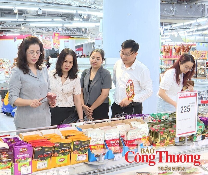 Bà Nguyễn Kiều Oanh, Phó Trưởng Ban Thường trực Ban Chỉ đạo 389 Thành phố Hà Nội, Phó Giám đốc Sở Công Thương Hà Nội (ngoài cùng bên trái) cùng đoàn công tác kiểm tra một số mặt hàng trên địa bàn thành phố.