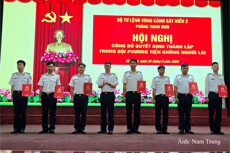 Lãnh đạo Bộ Tư lệnh Vùng Cảnh sát biển 2 trao quyết định cho cán bộ, nhân viên Trung đội Phương tiện không người lái