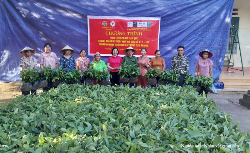 Chị Phạm Thị Hân trao cây giống cho các hộ gia đình khó khăn, giúp người dân phát triển kinh tế và ổn định cuộc sống. Ảnh: NVCC