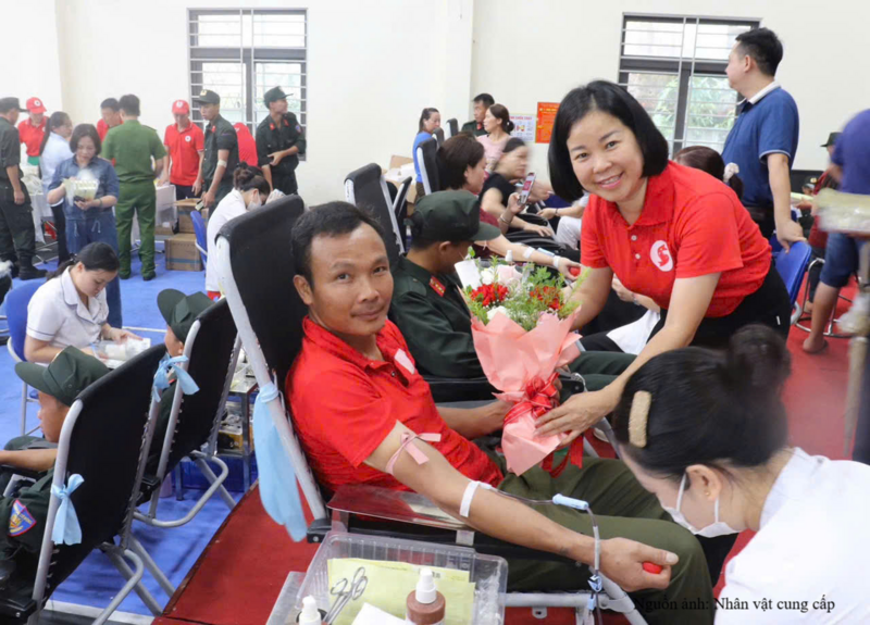 Chị Phạm Thị Hân tham gia vận động và đồng hành cùng chương trình hiến máu tình nguyện, góp phần lan tỏa nghĩa cử cao đẹp vì cộng đồng. Ảnh: NVCC