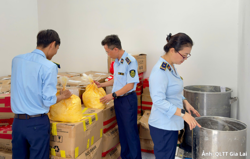 Lực lượng chức năng phát hiện 3.447 kg kem dưỡng trắng toàn thân (kem trộn) không có phiếu công bố sản phẩm mỹ phẩm.