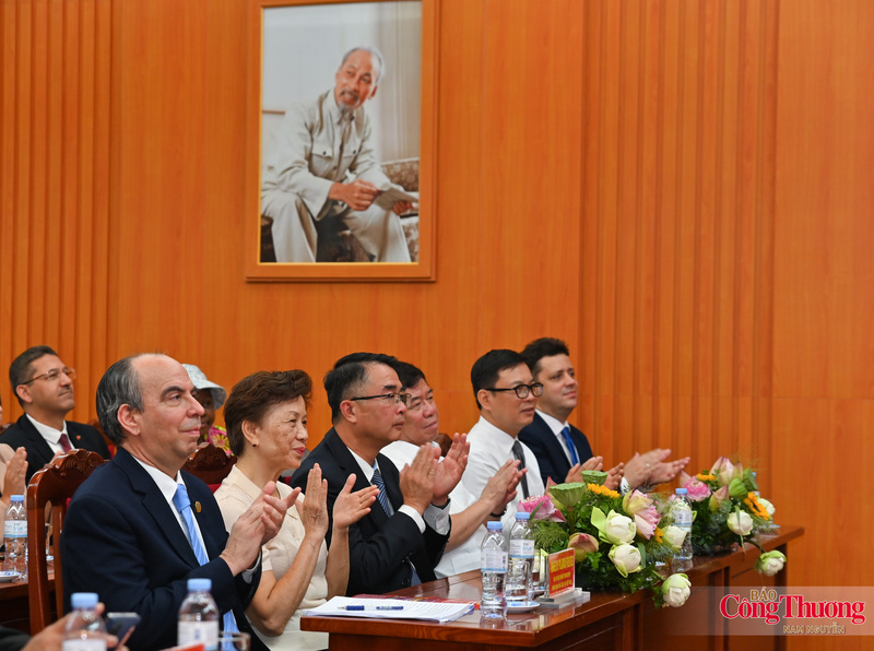 Trưng bày 100 ảnh tư liệu về Chủ tịch Hồ Chí Minh và Tổng Tư lệnh Fidel Castro - 4