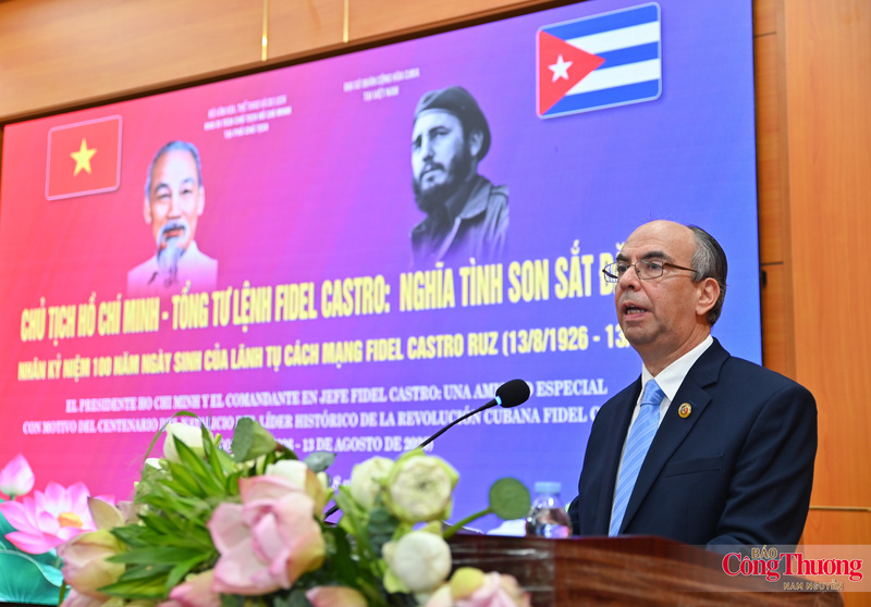 Trong bài phát biểu ở buổi lễ, Đại sứ Cuba tại Việt Nam Rogelio Polanco Fuentes nhấn mạnh, việc kỷ niệm 100 năm Ngày sinh của Tổng Tư lệnh Fidel Castro Ruz tại Việt Nam là minh chứng sinh động cho tình hữu nghị đặc biệt, truyền thống đoàn kết và mối quan hệ mẫu mực mà hai nước đã cùng dày công vun đắp. Đồng thời, đây cũng là biểu hiện sâu sắc của sự kính trọng và tình cảm chân thành mà nhiều thế hệ nhân dân Việt Nam luôn dành cho lãnh tụ của cách mạng Cuba.