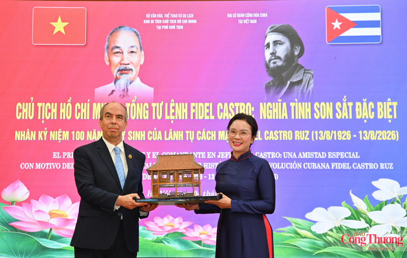 Giám đốc Khu Di tích Chủ tịch Hồ Chí Minh tại Phủ Chủ tịch Lê Thị Phượng trao tặng mô hình nhà sàn Bác Hồ tới Đại sứ Cuba Rogelio Polanco Fuentes.
