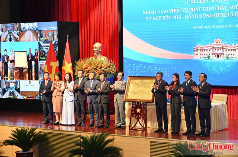 Các đại biểu chụp ảnh lưu niệm.