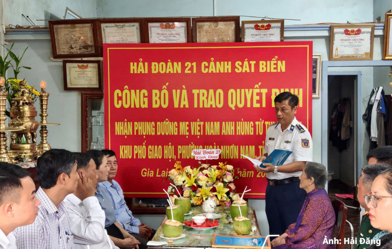 Thượng tá Trần Quốc Dinh, Phó Chính ủy Hải đoàn 21 công bố quyết định nhận phụng dưỡng Mẹ Việt Nam anh hùng Từ Thị Nghiệm.