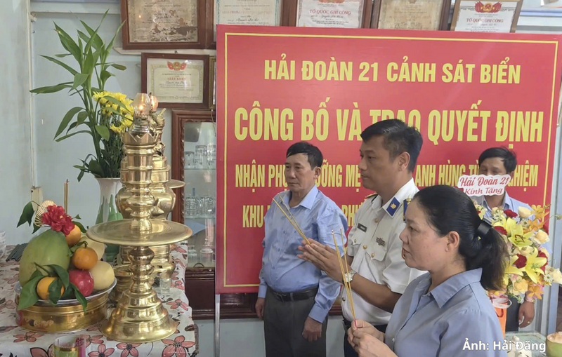 Đoàn công tác của Hải đoàn 21 và Đảng ủy, UBND phường Hoài Nhơn Nam viếng hương Liệt sỹ Nguyễn Sơn Châu (chồng) và Liệt sỹ Nguyễn Đối Tơ (con trai) Mẹ Việt Nam anh hùng Từ Thị Nghiệm.