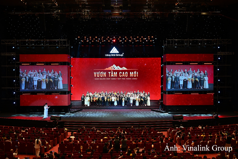 Vinalink Group chụp ảnh tri ân với Ban cố vấn và các lãnh đạo hệ thống tại sự kiện Vươn tầm cao mới