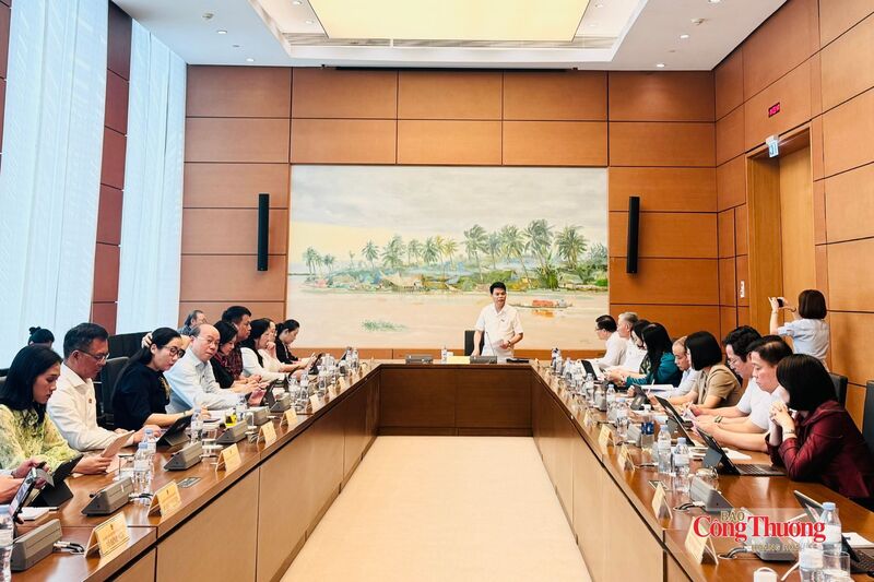 Các đại biểu Quốc hội thảo luận tại Tổ 11 về dự án Luật Dầu khí (sửa đổi).