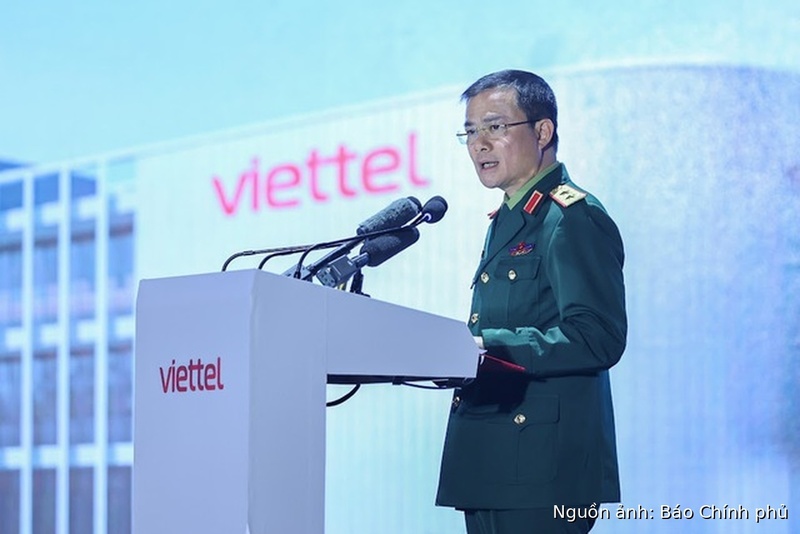 Ngày 16/1/2026, tại Hà Nội, Tập đoàn Công nghiệp – Viễn thông Quân đội (Viettel) khởi công xây dựng nhà máy chế tạo chip bán dẫn đầu tiên tại Việt Nam. Trong ảnh: Trung tướng Tào Đức Thắng, Chủ tịch kiêm Tổng giám đốc Tập đoàn Viettel phát biểu tại sự kiện cho biết, phấn đấu đến hết năm 2027 hoàn thành đầu tư xây dựng, nhận chuyển giao công nghệ và bắt đầu sản xuất thử nghiệm.