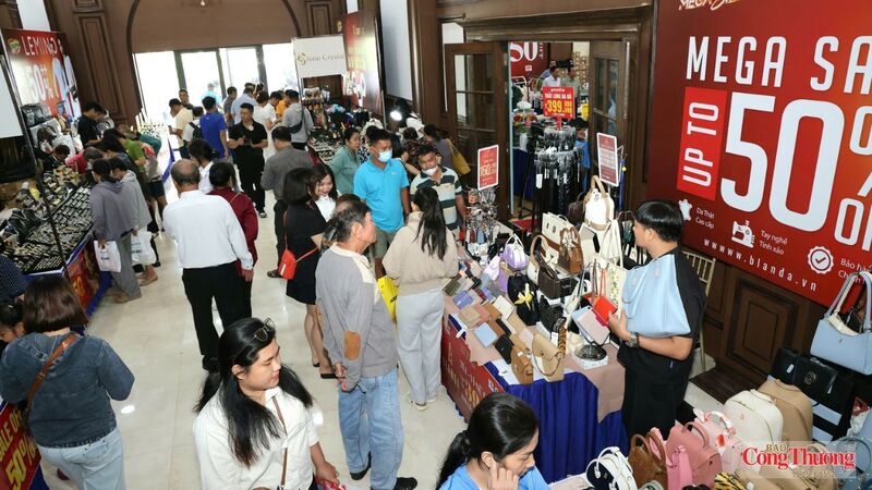 Ngày đầu tiên, không khí mua sắm đã trở nên sôi động với sự tham gia của đông đảo người dân và du khách.