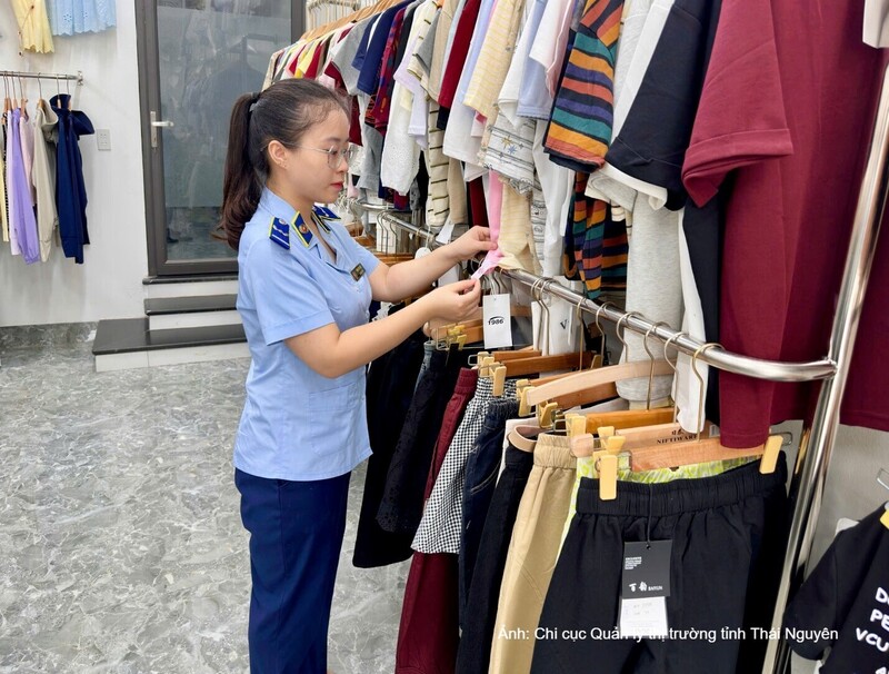Cán bộ Đội Quản lý thị trường số 6 (Chi cục Quản lý thị trường tỉnh Thái Nguyên) kiểm tra cơ sở kinh doanh quần áo trên địa bàn. Ảnh: Chi cục Quản lý thị trường tỉnh Thái Nguyên