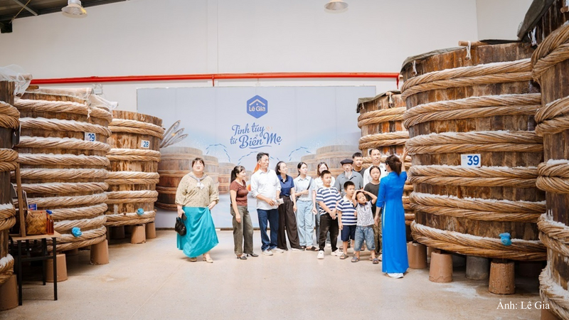 Du khách thăm quan nhà thùng mắm Lê Gia, chứng kiến quy trình sản xuất nước mắm truyền thống ở làng chài.