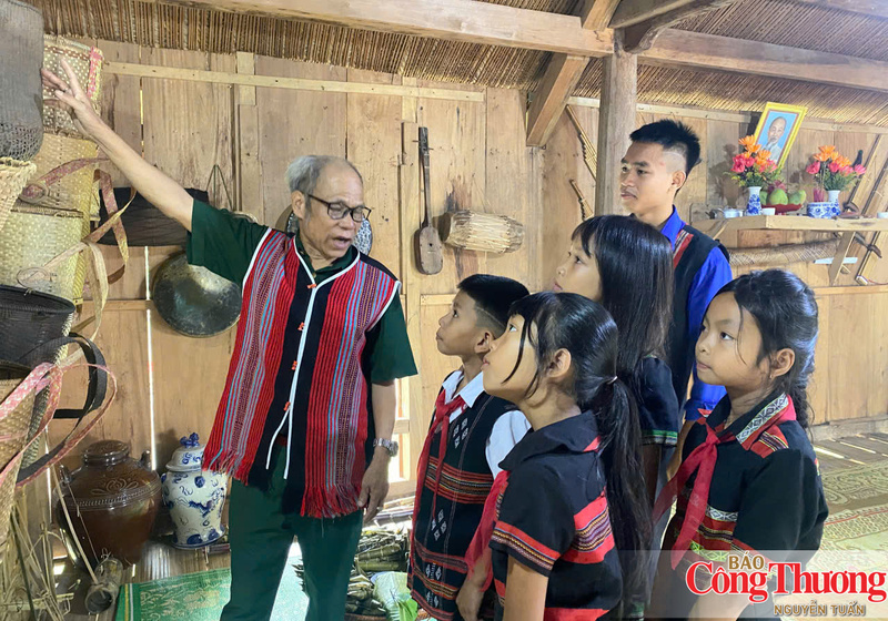 Giới thiệu các đồ dùng sinh hoạt thường trưng bày trong nhà cho thế hệ trẻ.