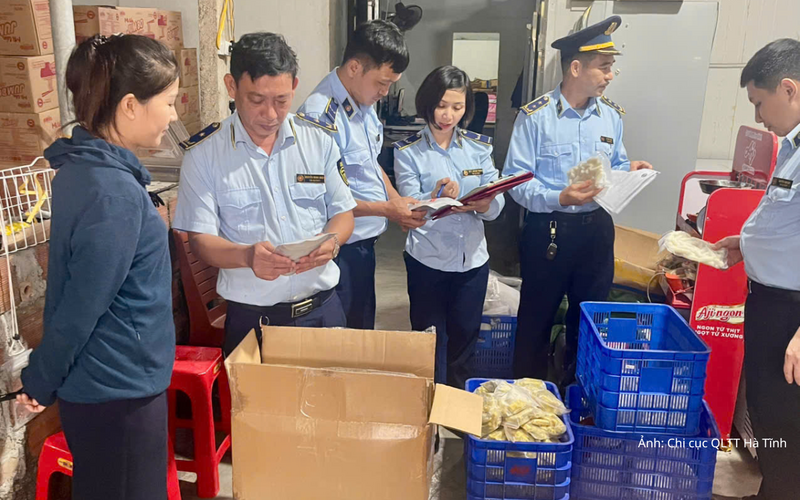 Lực lượng QLTT tổ chức ký cam kết tuân thủ pháp luật cho hàng trăm hộ kinh doanh.