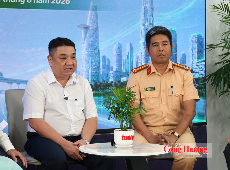 Ông Võ Khánh Hưng - Phó Giám đốc Sở Xây dựng TP. Hồ Chí Minh (bên trái) chia sẻ tại talkshow.