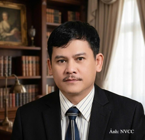 Nghệ nhân Vũ Mạnh Cường - người phát triển nghệ thuật gốm đắp nổi kênh bong.