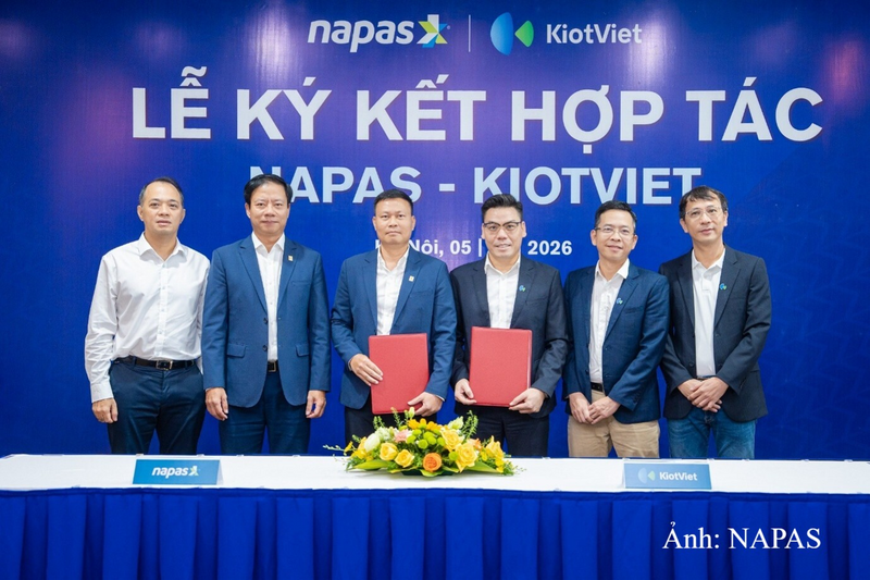 Đại diện NAPAS và KiotViet ký kết hợp tác toàn diện.