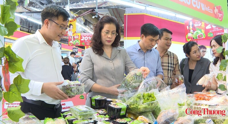 Bà Nguyễn Kiều Oanh, Phó Trưởng Ban Thường trực Ban Chỉ đạo 389 Thành phố Hà Nội, Phó Giám đốc Sở Công Thương Hà Nội cùng đoàn công tác khảo sát thị trường, kiểm tra một số mặt hàng trên địa bàn thành phố.