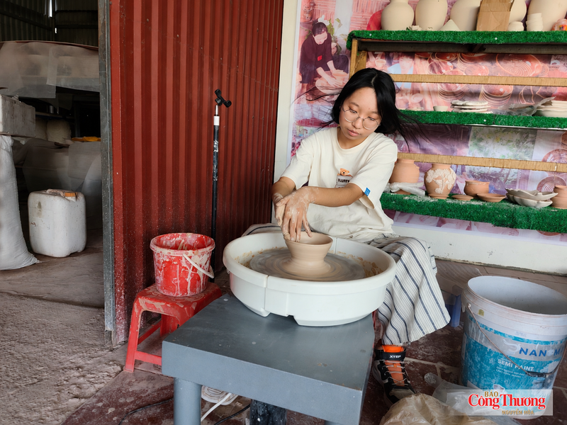Công tác đào tạo nghề cho người lao động tại các cơ sở công nghiệp nông thôn đang được các địa phương đẩy mạnh.