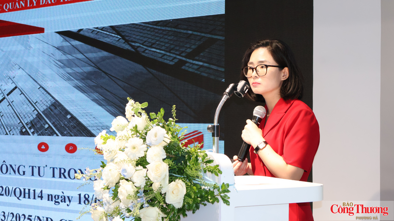 Bà Nguyễn Thị Thu Hà, Phó Chánh Văn phòng đối tác công tư, Cục Quản lý đấu thầu (Bộ Tài chính) phát biểu tại hội nghị.
