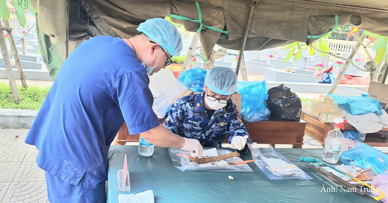 Lấy mẫu sinh phẩm phục vụ giám định ADN nhằm xác định danh tính các liệt sĩ chưa xác định được thông tin tại Nghĩa trang Liệt sĩ xã Sơn Hà.