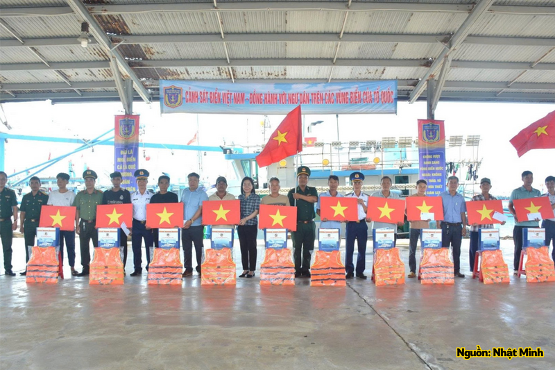 Ban tổ chức trao quà tặng ngư dân tại cảng cá Mỹ Tân.