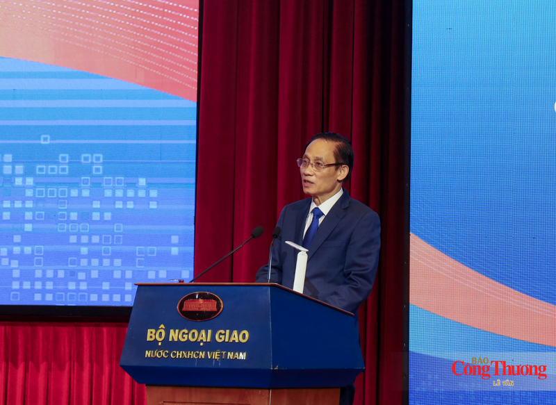 Bộ trưởng Bộ Ngoại giao Lê Hoài Trung phát biểu tại phiên họp.