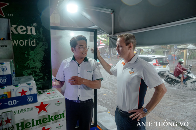 Ông Mutters cùng nhân viên kinh doanh HEINEKEN Lê Quốc Bảo tại tiệm tạp hoá dì Lộc. Ảnh: Thông Võ