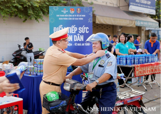 Heineken 0.0 hợp tác với cảnh sát giao thông thúc đẩy uống có trách nhiệm và lái xe an toàn. Ảnh: HEINEKEN Việt Nam