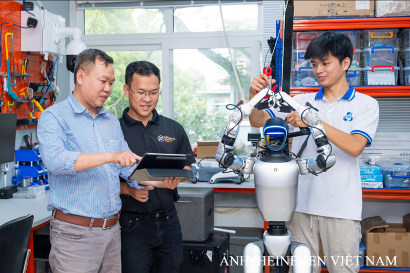 HEINEKEN Việt Nam và Đại học Bách khoa TP. Hồ Chí Minh hợp tác nghiên cứu ứng dụng robot hình người. Ảnh:HEINEKEN Việt Nam
