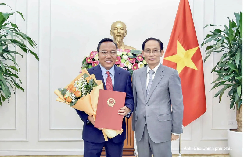 Bộ trưởng Bộ Ngoại giao Lê Hoài Trung trao quyết định của Thủ tướng Chính phủ và tặng hoa chúc mừng ông Nguyễn Hoàng Long được điều động, bổ nhiệm giữ chức Thứ trưởng Bộ Ngoại giao.