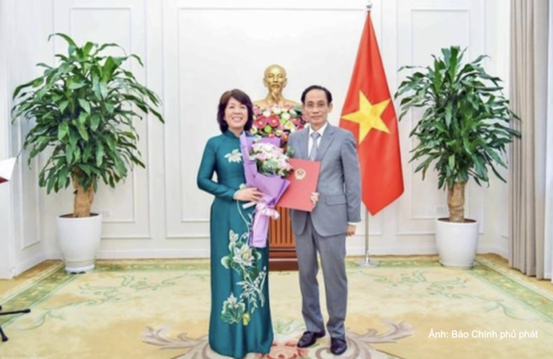 Bộ trưởng Bộ Ngoại giao Lê Hoài Trung trao quyết định của Thủ tướng Chính phủ và tặng hoa chúc mừng bà Nguyễn Thị Hoàng Vân được điều động, bổ nhiệm giữ chức Thứ trưởng Bộ Ngoại giao.