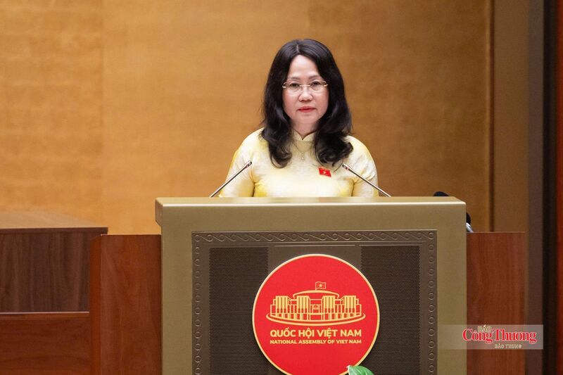 Bộ trưởng Bộ Văn hóa, Thể thao và Du lịch Lâm Thị Phương Thanh trình bày tờ trình.