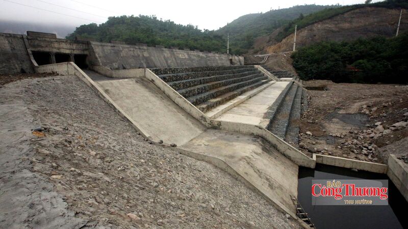 Tập đoàn Công nghiệp Than - Khoáng sản Việt Nam đầu tư các công trình chống sạt, trượt do mưa bão tại các bãi thải mỏ. Ảnh minh họa