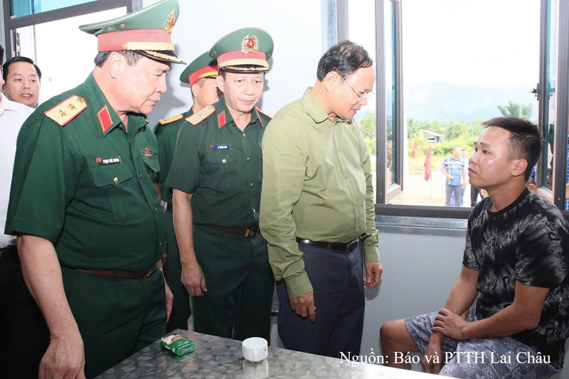 Bí thư Tỉnh ủy Lai Châu Lê Minh Ngân thăm hỏi, động viên bà con Mường Than bị ảnh hưởng lũ quét sớm ổn định cuộc sống.