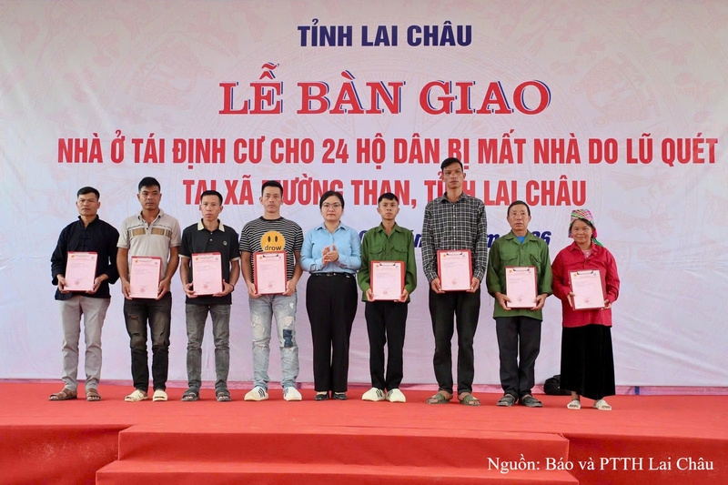 Lãnh đạo xã Mường Than trao Giấy chứng nhận quyền sử dụng đất cho các hộ dân, tạo điều kiện để người dân yên tâm sinh sống lâu dài tại nơi ở mới.
