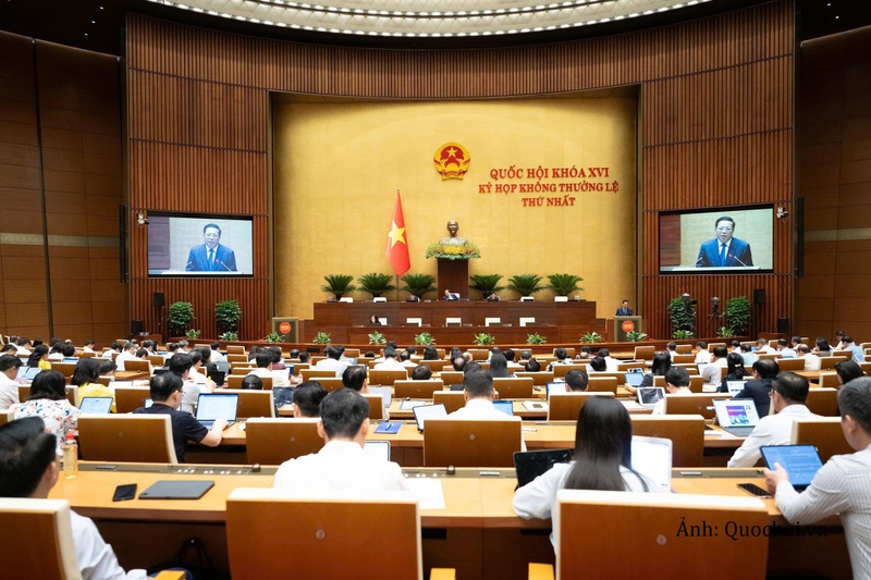 Bộ trưởng Bộ Xây dựng Trần Hồng Minh trình bày tờ trình.