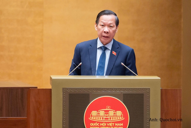 Chủ nhiệm Ủy ban Kinh tế và Tài chính Phan Văn Mãi trình bày Báo cáo thẩm tra về việc điều chỉnh chủ trương đầu tư dự án đầu tư xây dựng tuyến đường sắt Lào Cai - Hà Nội - Hải Phòng.