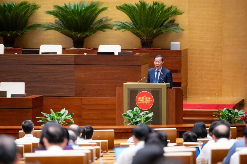 Chủ nhiệm Ủy ban Kinh tế và Tài chính Phan Văn Mãi trình bày báo cáo thẩm tra dự án.