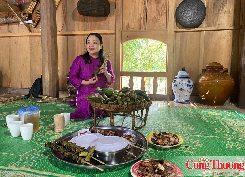Du khách thích thú trải nghiệm không gian văn hoá, thức ăn đặc trưng của đồng bào dân tộc nơi đây.