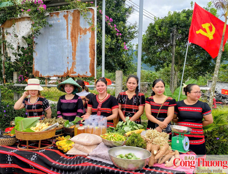Nhiều nông sản đến từ núi rừng được người dân giới thiệu, bán cho du khách.