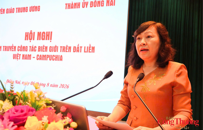Bà Huỳnh Thị Hằng, Phó Bí thư Thành ủy, Chủ tịch Ủy ban Mặt trận Tổ quốc Việt Nam thành phố Đồng Nai phát biểu tại hội nghị.