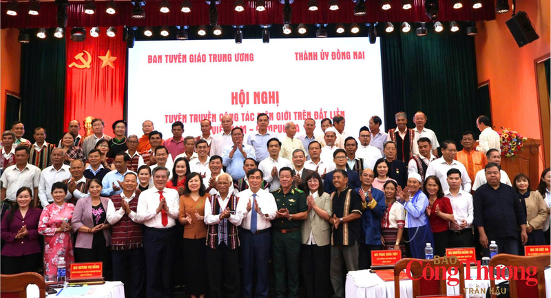Lãnh đạo ban Tuyên giáo Trung ương, Bộ đội Biên phòng Việt Nam, thành phố Đồng Nai cùng đông đảo già làng, trưởng bản, người có uy tín tại điểm cầu chính Trung tâm Bồi dưỡng Chính trị phường Bình Phước.