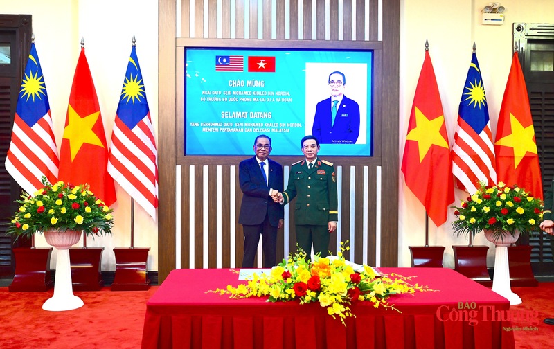 Đại tướng Phan Văn Giang, Ủy viên Bộ Chính trị, Phó Bí thư Quân ủy Trung ương, Phó Thủ tướng Chính phủ, Bộ trưởng Bộ Quốc phòng và  Bộ trưởng Bộ Quốc phòng Malaysia Dato' Seri Mohamed Khaled bin Nordin.