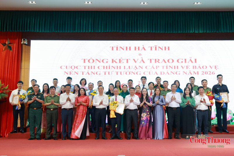Các tác giả, nhóm tác giả nhận giải thưởng.