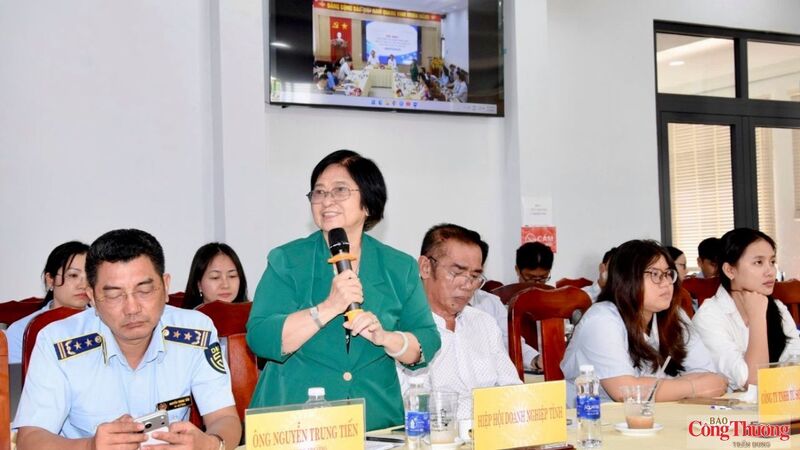 Đại diện Hiệp hội Doanh nghiệp tỉnh An Giang cùng nhiều doanh nghiệp đã chia sẻ kết quả sản xuất, kinh doanh tại hội nghị.