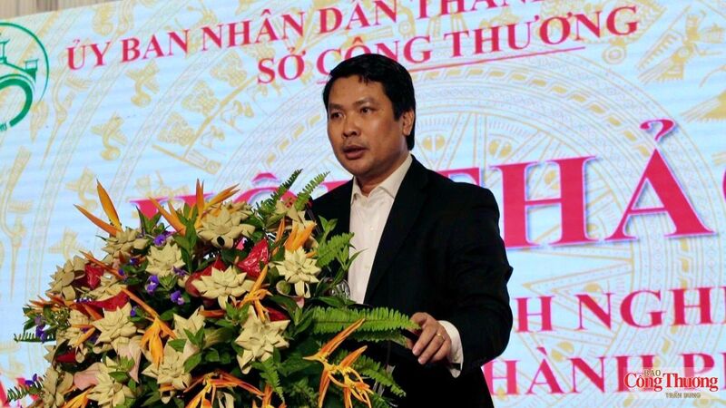 Ông Hà Vũ Sơn – Giám đốc Sở Công Thương TP. Cần Thơ giới thiệu tổng quan tình hình kinh tế - xã hội địa bàn.